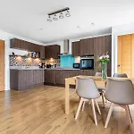 Beautiful Meadowbank Apartment With On-Street Parking