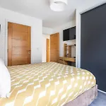 Beautiful Meadowbank Apartment With On-Street Parking
